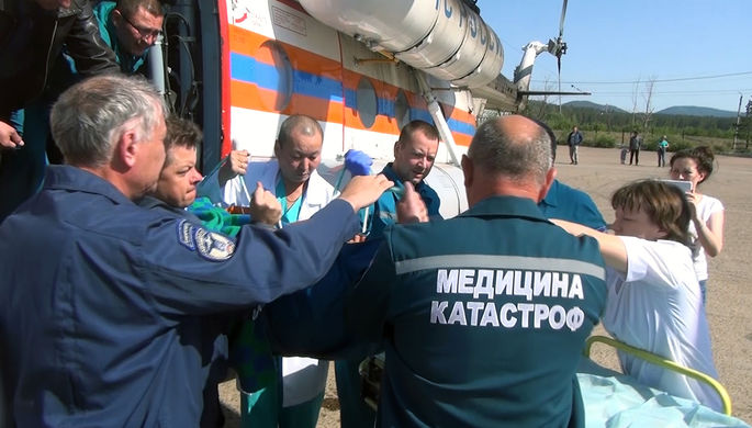 Два вертолёта Ми-8 Сибирского регионального центра МЧС России и авиакомпании «Бурятские...