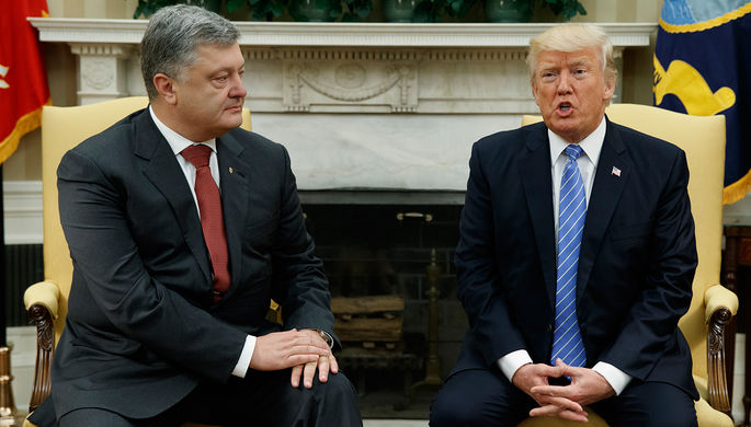 Президент Украины Петр Порошенко и президент США Дональд Трамп во время встречи в Белом доме в...