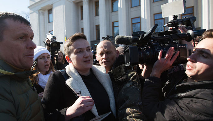 Народный депутат Надежда Савченко в окружении журналистов и правоохранителей у здания Верховной Рады...