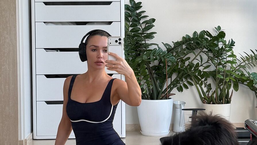 Певица Ольга Серябкина снялась в укороченном комбинезоне на растяжке