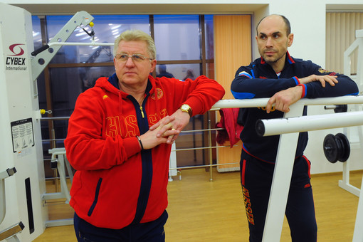 Тренер вратарей российской хоккейной сборной Владимир Мышкин (слева)