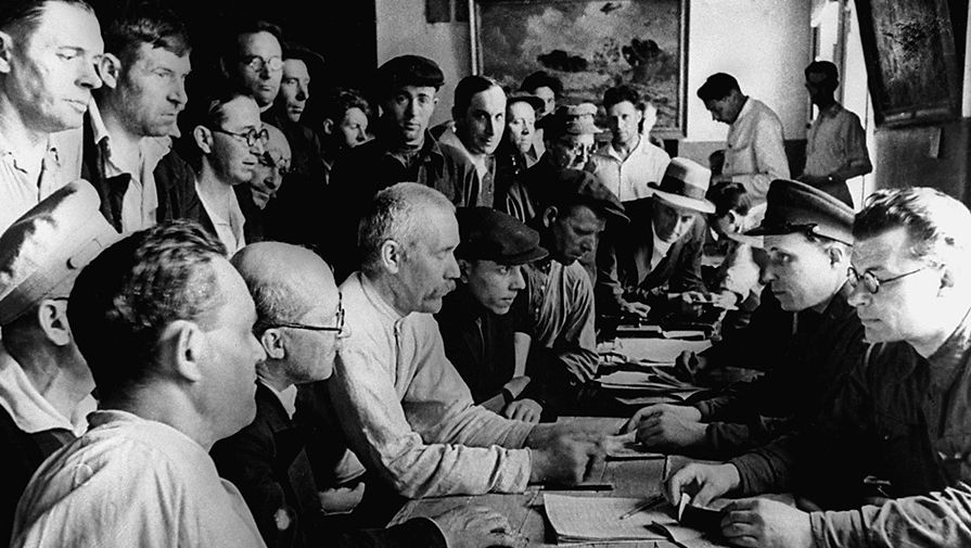 Жители Москвы все как один поднялись на защиту Родины. Из добровольцев было создано несколько ополченческих дивизий. На снимке: москвичи записываются в ряды народного ополчения