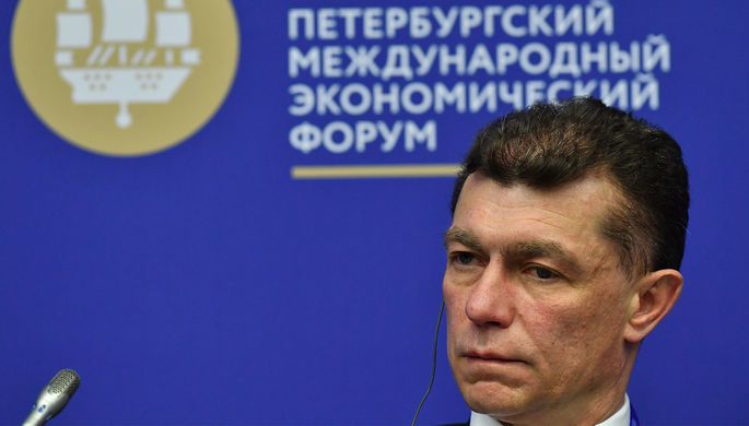 Министр труда и социальной защиты России Максим Топилин во время панельной сессии в рамках...