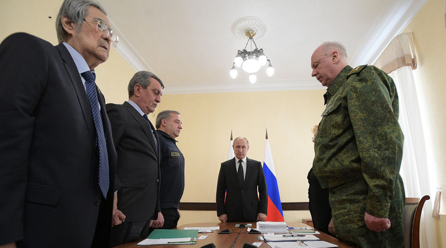 Губернатор Кемеровской области Аман Тулеев, полпред президента России в СФО Сергей Меняйло, глава МЧС Владимир Пучков, президент Владимир Путин и председатель Следственного комитета Александр Бастрыкин во время минуты молчания на совещании в Кемерово после пожара в ТЦ "Зимняя вишня", 27 марта 2018 года