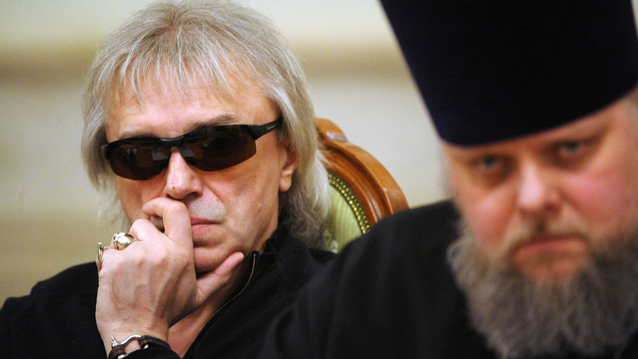Лидер группы «Алиса» Константин Кинчев (слева) на заседании патриаршего совета по культуре Русской православной церкви в кафедральном соборном Храме Христа Спасителя в Москве, 2013 год