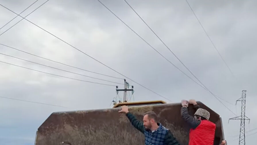 Ведущая Ксения Бородина с друзьями прокатилась в ковше трактора в Дагестане