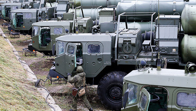 Во время тренировки по приведению в боевую готовность расчетов зенитных ракетных комплексов С-400...