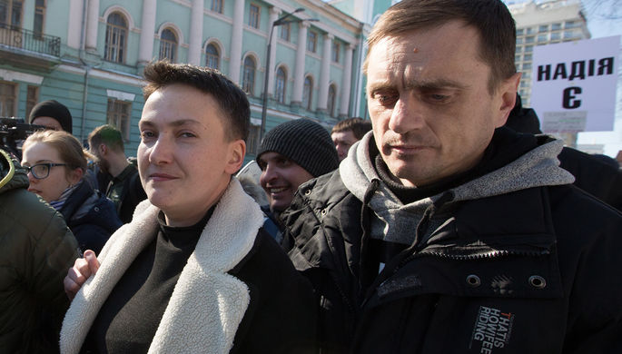 Народный депутат Надежда Савченко в окружении журналистов и правоохранителей у здания Верховной Рады...