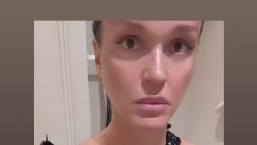 Певица Слава застряла в черном мини-платье за полмиллиона рублей