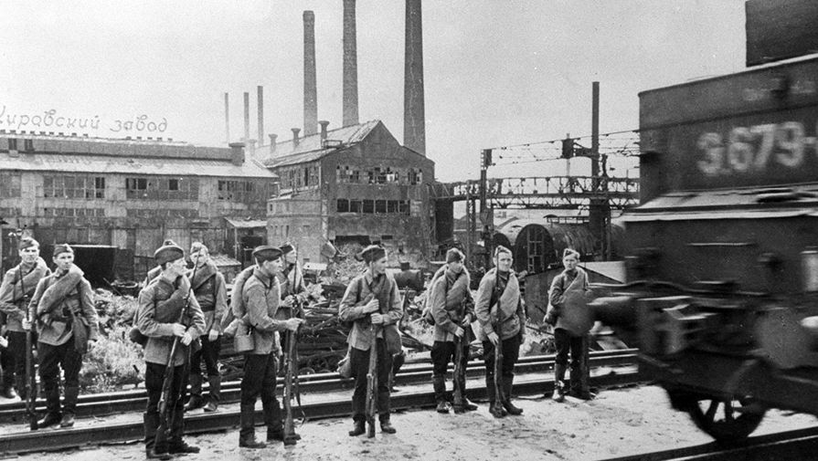 Рабочие Кировского завода направляются на фронт. Ленинград, 1941 год
