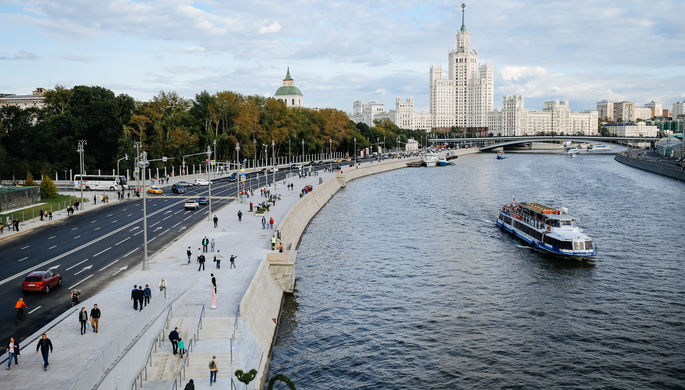 Вид на Москворецкую набережную с «Парящего моста» в Зарядье