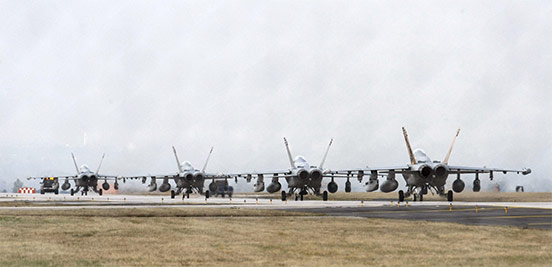 Истребители F-18 на военной базе НАТО в Италии