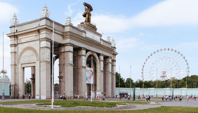 Жанровые фото аттракционов ВДНХ. Колесо обозрения. Главные ворота.