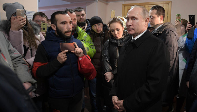 Президент России Владимир Путин во время встречи с жителями Кемерово и родственниками пропавших без...