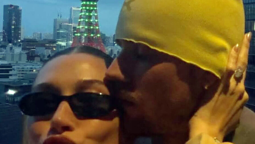 Модель Хейли Бибер опубликовала фото поцелуя с мужем Джастином