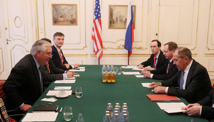 Госсекретарь США Рекс Тиллерсон и министр иностранных дел России Сергей Лавров во время встречи в...