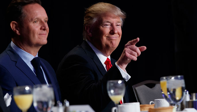 Президент США Дональд Трамп во время Национального молитвенного завтрака в Вашингтоне, февраль 2017...