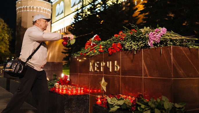 Цветы у мемориала Города-героя Керчь в Александровском саду, 17 октября 2018 года