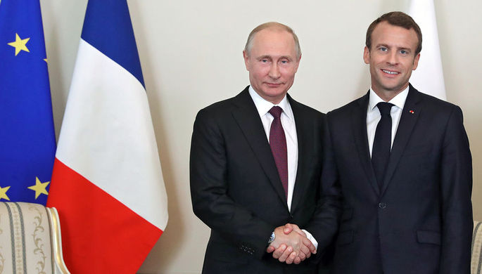Президент России Владимир Путин и президент Франции Эмманюэль Макрон во время встречи в...