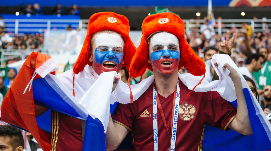 Болельщики во время матча между сборными России и Саудовской Аравии в рамках Чемпионата мира по футболу в Москве, 14 июня 2018 года