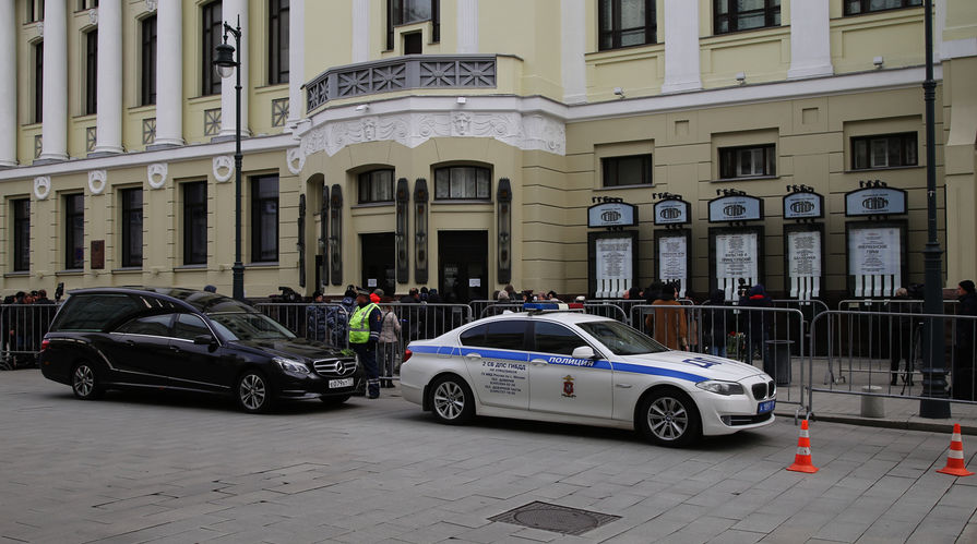 Во время церемонии прощания с актером театра и кино Николаем Караченцовым в театре "Ленком" в Москве, 29 октября 2018 года