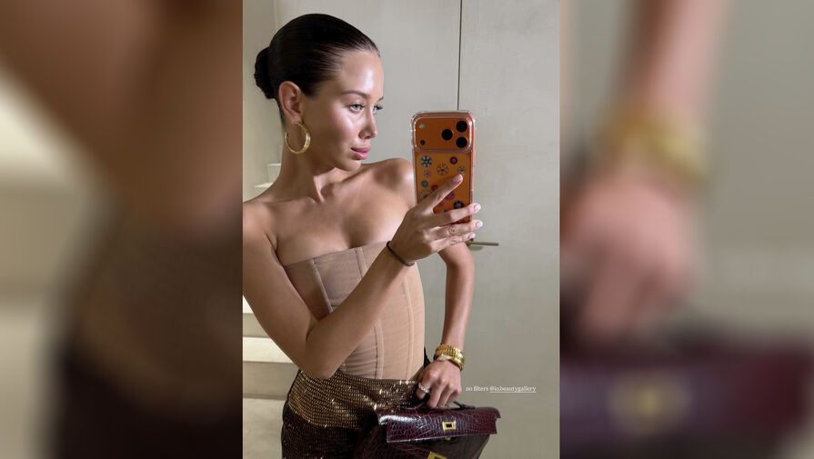 Невеста певца Лепса Аврора снялась в корсете и мини-юбке