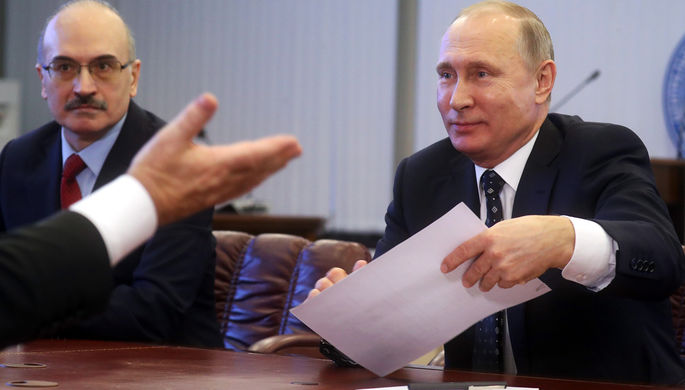 Владимир Путин во время подачи документов для регистрации кандидатом на пост президента РФ в...