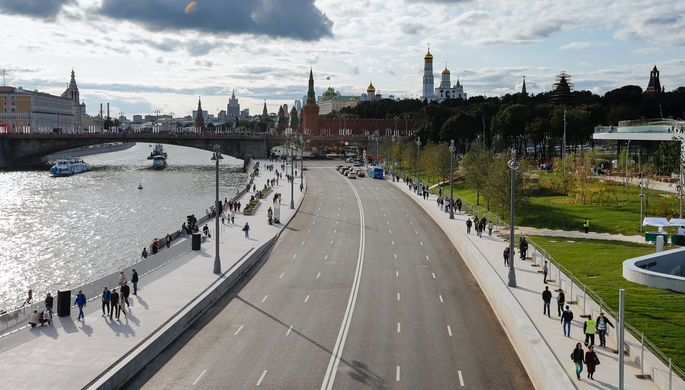 Вид на Москворецкую набережную с «Парящего моста» в Зарядье