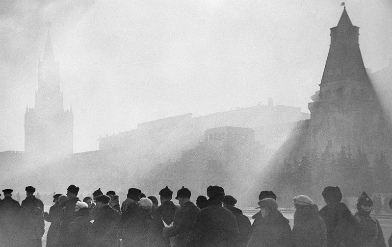 Очередь в Мавзолей В.И. Ленина на Красной площади в Москве. 1930-е годы