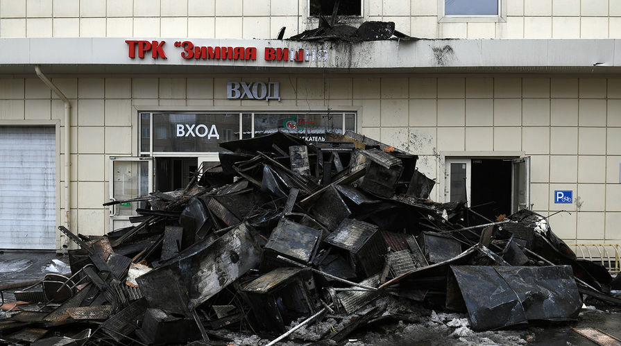 На месте пожара в торгово-развлекательном центре "Зимняя вишня" на проспекте Ленина в Кемерове, 26 марта 2018 года