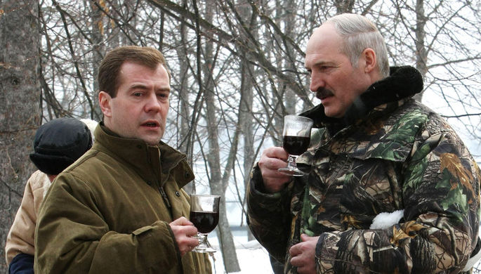 Президенты России и Белоруссии Дмитрий Медведев и Александр Лукашенко во время прогулки в резиденции...