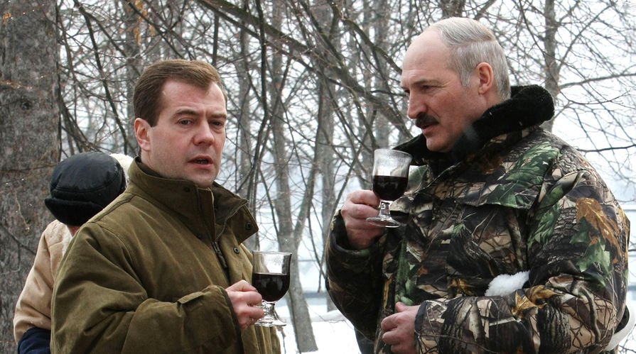 Президенты России и Белоруссии Дмитрий Медведев и Александр Лукашенко во время прогулки в резиденции "Русь" в Тверской области, 2009 год