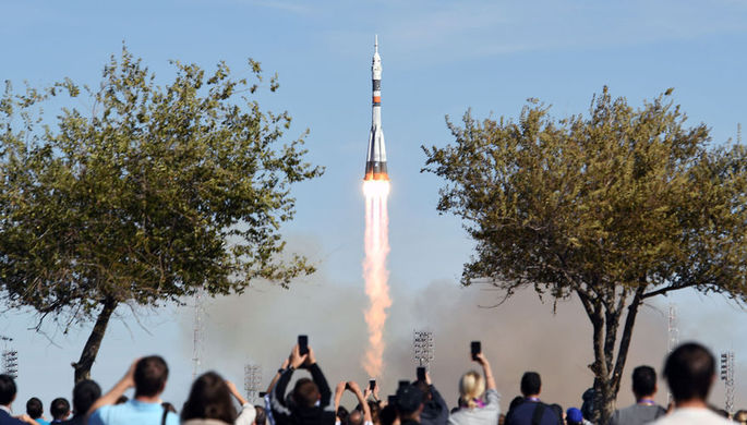 Во время запуска ракеты-носителя «Союз-ФГ» с кораблем «Союз МС-10» с...