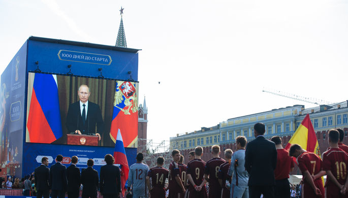 Видео-мост президента Российской Федерации Владимира Путина с участниками футбольного турнира во...