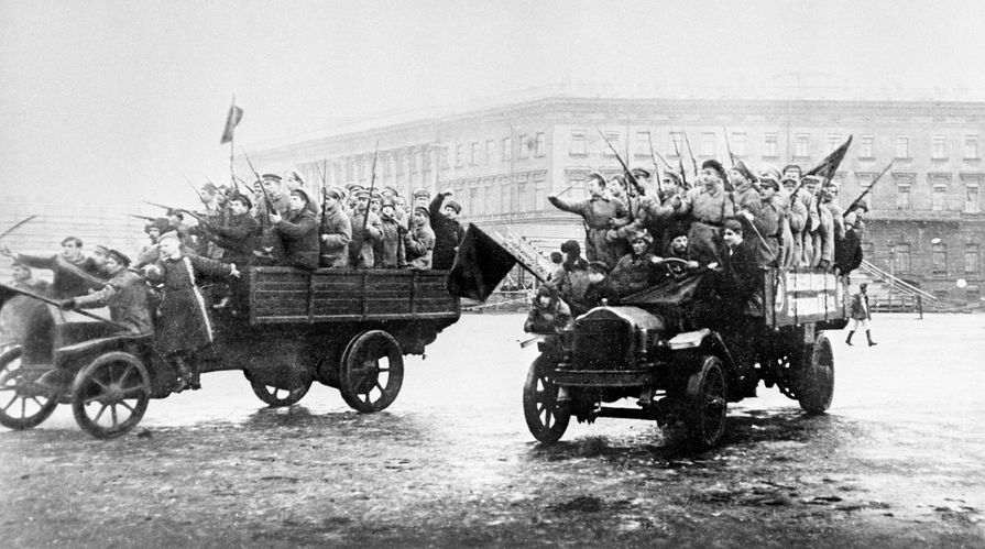 Отряды вооруженных матросов и солдат направляются к Зимнему дворцу. Октябрьские дни 1917 года. Петроград