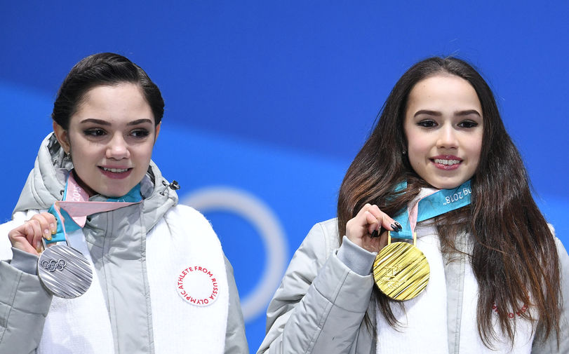 Российские фигуристки Евгения Медведева (слева) и Алина Загитова на церемонии награждения на Олимпийских играх 2018 года в Пхенчхане