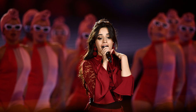 Певица Камила Кабельо во время выступления на MTV Europe Music Awards в Лондоне, 12 ноября 2017 года