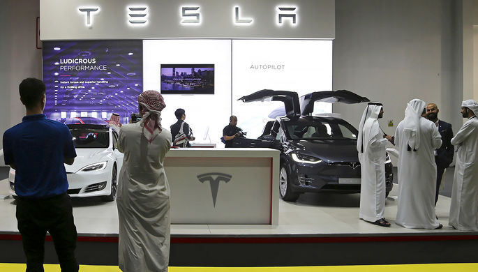 Стенд компании Tesla на Dubai Motor Show 2017