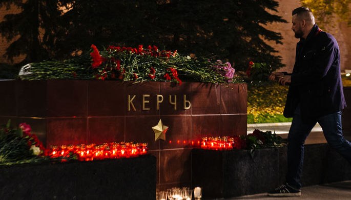 Цветы у мемориала Города-героя Керчь в Александровском саду, 17 октября 2018 года