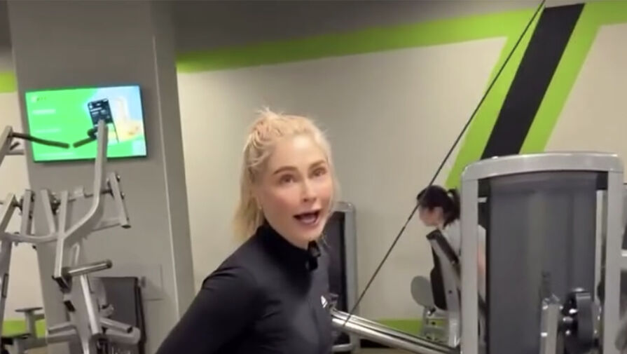 Актриса Наталья Рудова снялась в облегающем комбинезоне в спортзале