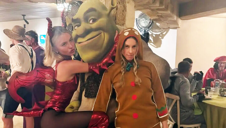 Актриса Сидни Суини в боди с декольте пришла на День благодарения в духе Шрека