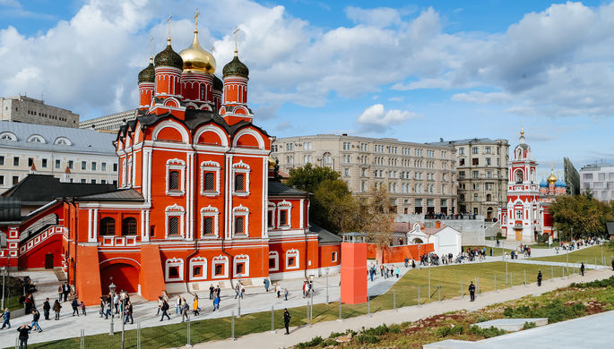 Вид на ул. Варварку с территории парка Зарядье