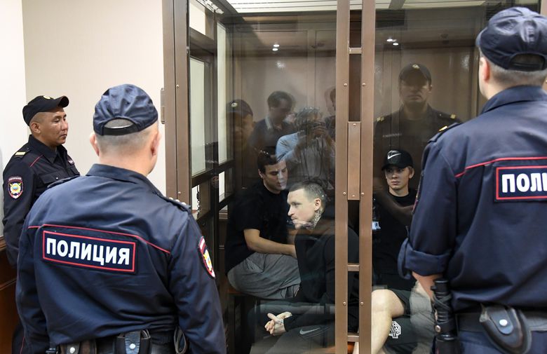 Футболисты Александр Кокорин и Павел Мамаев