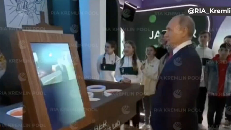 Путин оценил робот-руку Сбера, нарисовавшую его портрет по фотографии