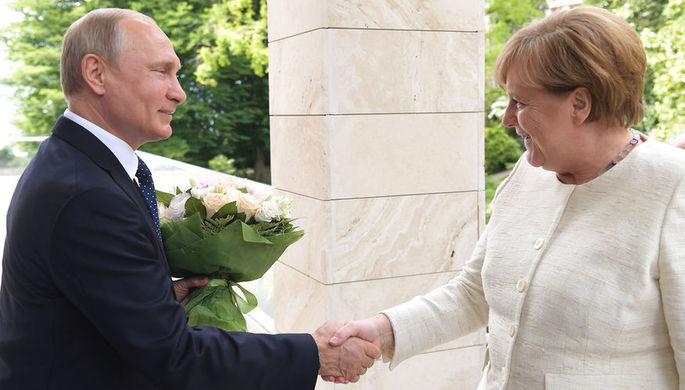 18 мая 2018 года. Президент России Владимир Путин и федеральный канцлер ФРГ Ангела Меркель во время...