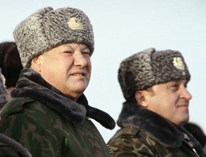 Борис Ельцин и Павел Грачев во время посещения Тульской воздушно-десантной дивизии. 1993 год.