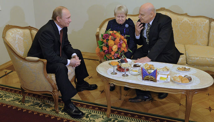 Президент России Владимир Путин, композитор Александра Пахмутова и поэт Николай Добронравов во время...