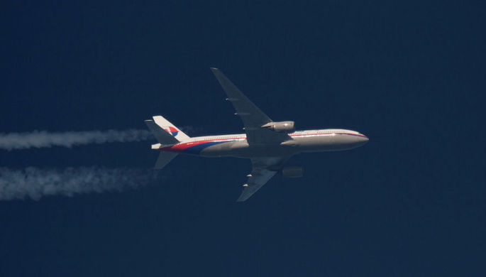 Самолет Boeing 777-200ER авиакомпании Malaysian Airlines с бортовым номером 9M-MRO в небе над...