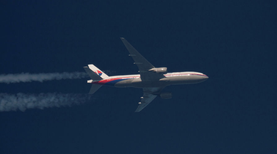 Самолет Boeing 777-200ER авиакомпании Malaysian Airlines с бортовым номером 9M-MRO в небе над Польшей, февраль 2014 года