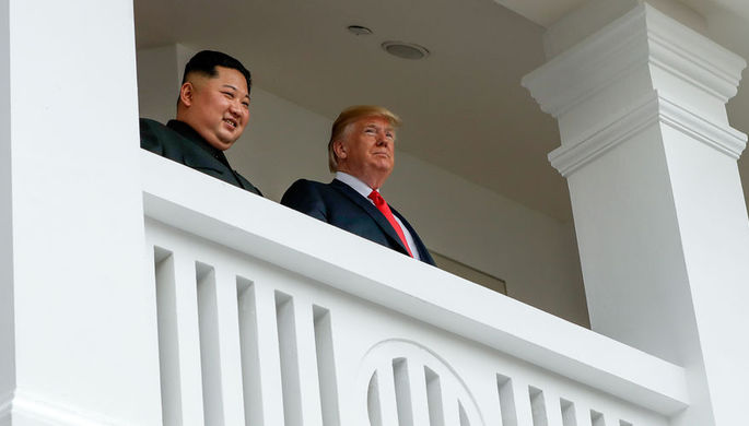 Высший руководитель КНДР Ким Чен Ын и президент США Дональд Трамп во время встречи на острове...